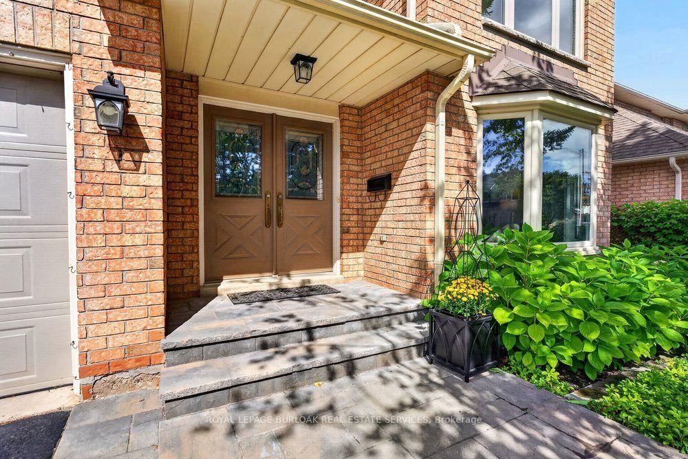 3205 Tania Crescent • Burlington, ON photo 3