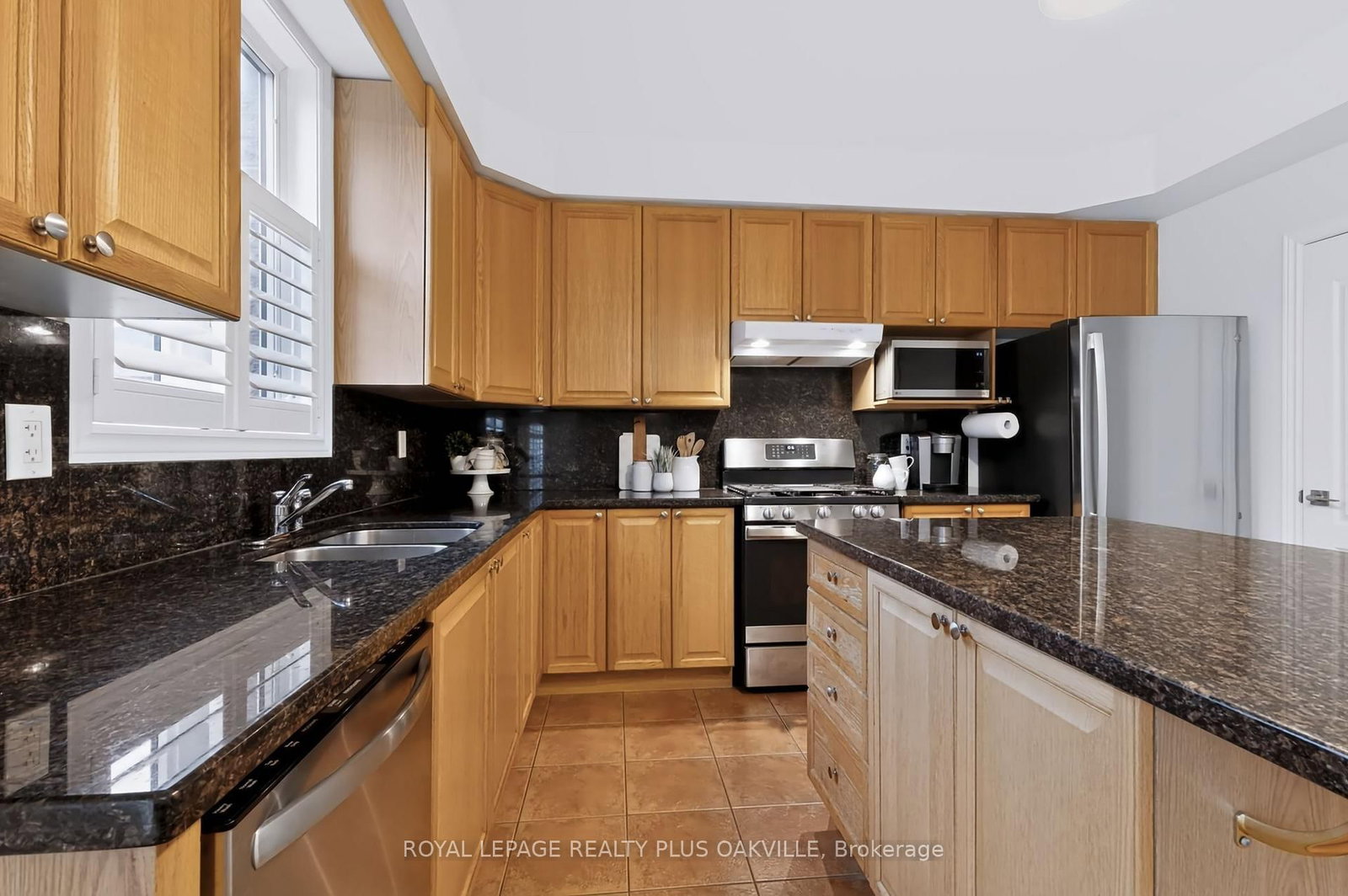 2254 Dunforest Crescent • Oakville, ON photo 11