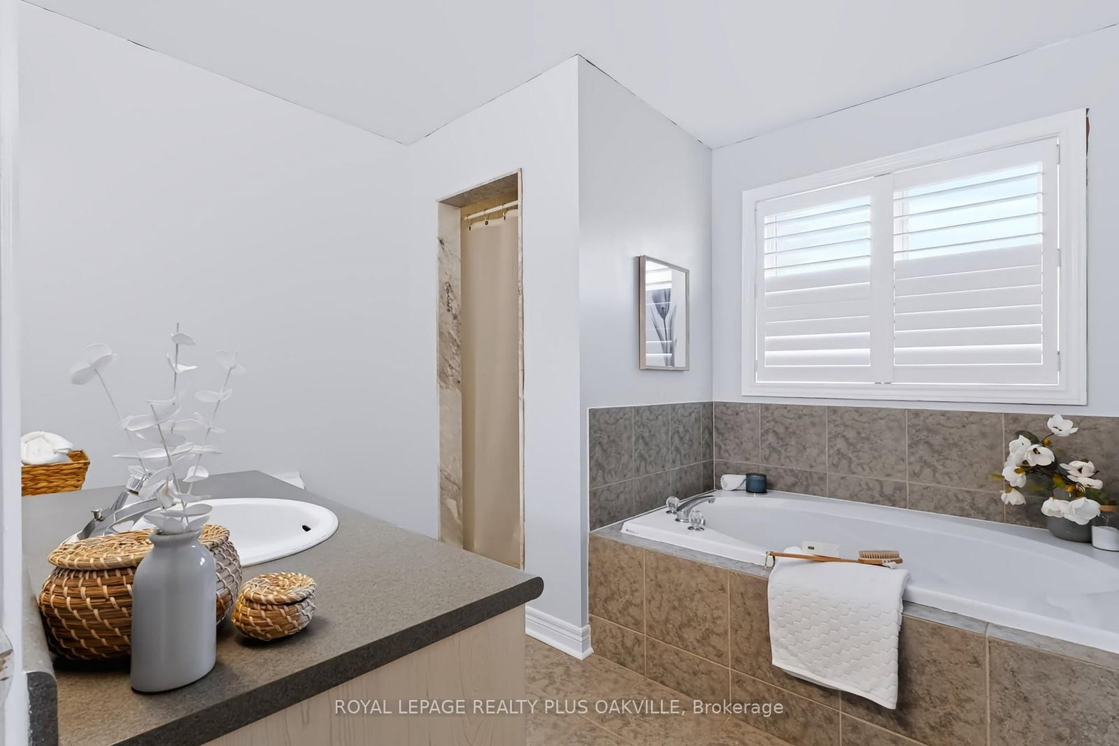 2254 Dunforest Crescent • Oakville, ON photo 32