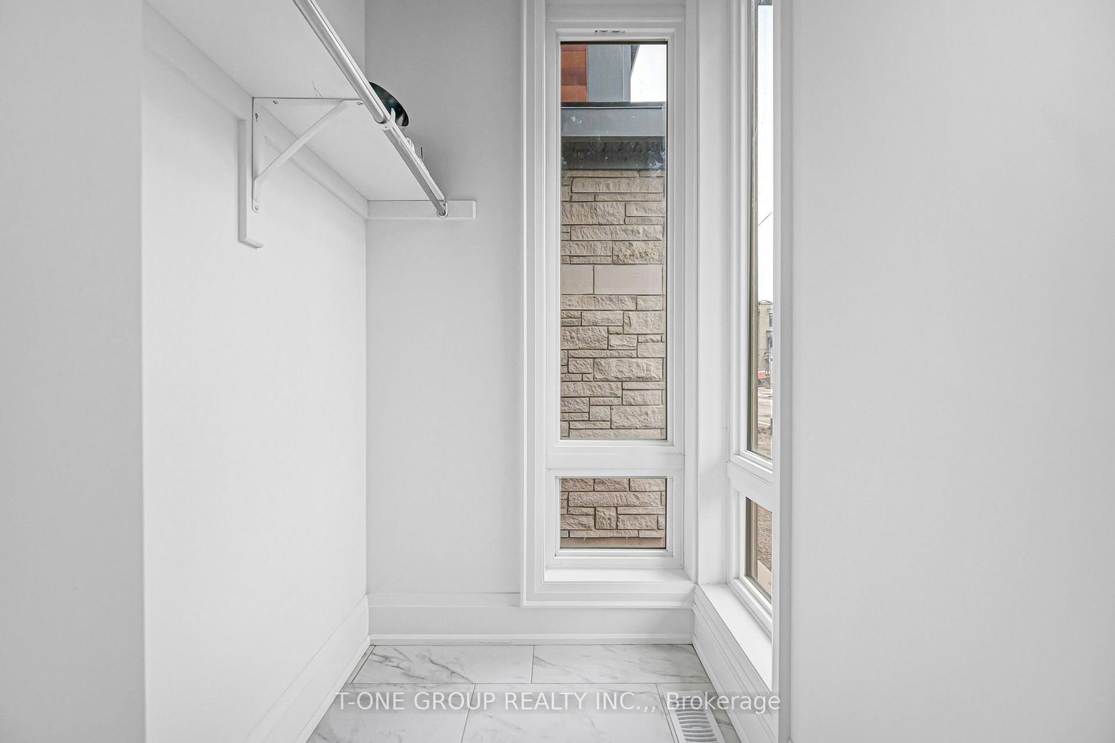 80 Jack Bowerbank Boulevard • Oakville, ON photo 9