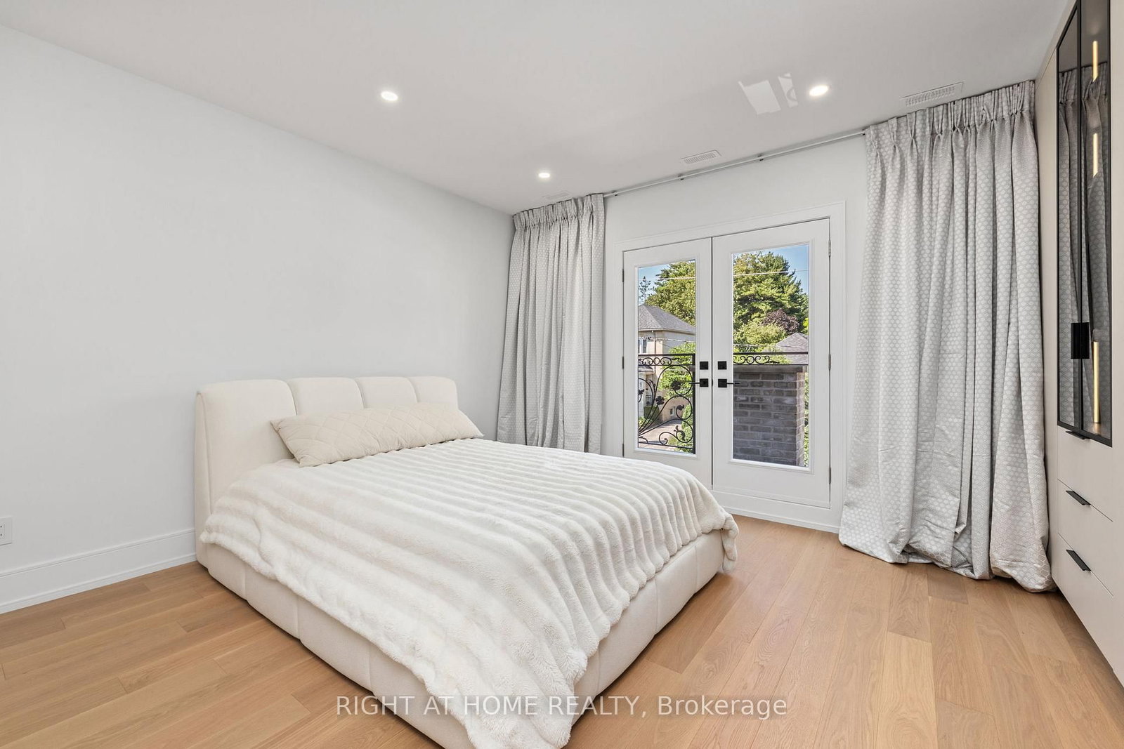 33 Thorndale Avenue • Toronto, ON photo 32