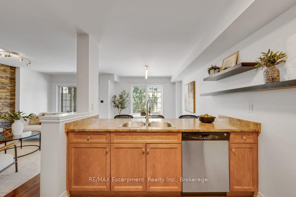626 Hooks Common • Burlington, ON photo 13
