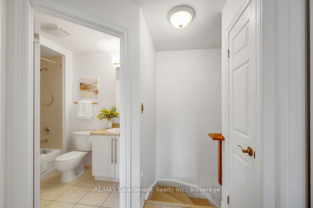 626 Hooks Common • Burlington, ON photo 17