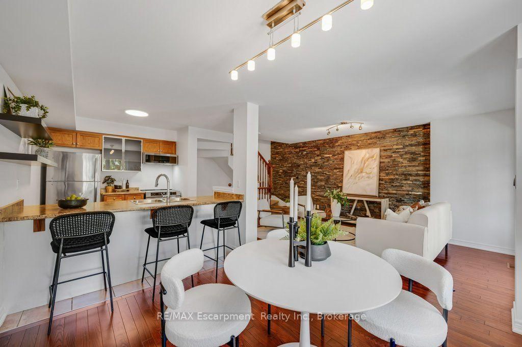 626 Hooks Common • Burlington, ON photo 4