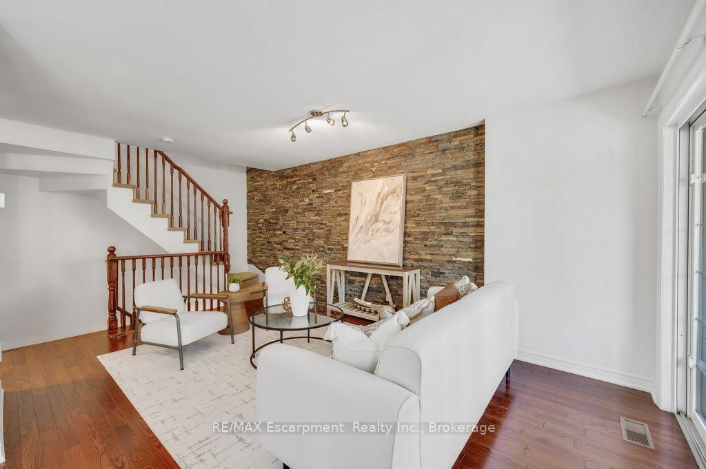626 Hooks Common • Burlington, ON photo 5