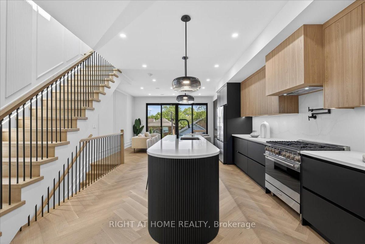 15B ROSEMEADE Avenue • Toronto, ON photo 8