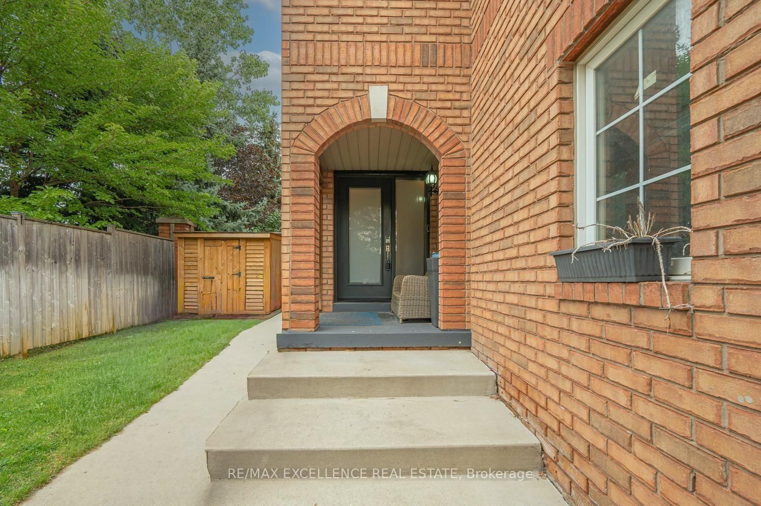 20 Manett Crescent • Brampton, ON photo 2