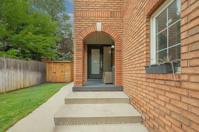 20 Manett Crescent • Brampton, ON photo 2