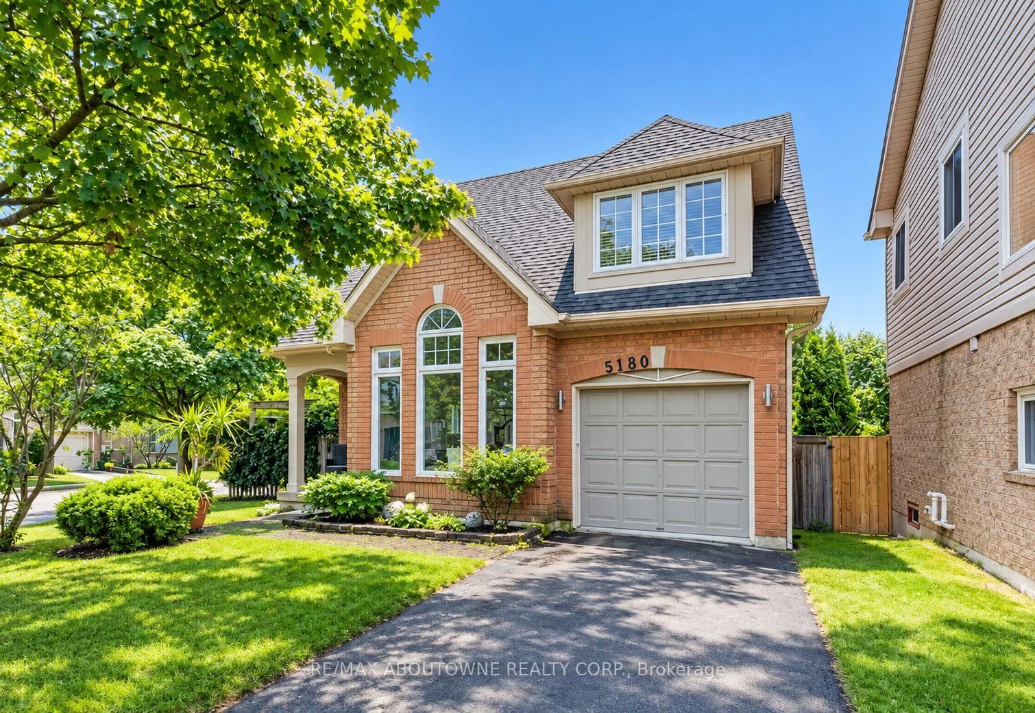 5180 Bunton Crescent • Burlington, ON photo 1