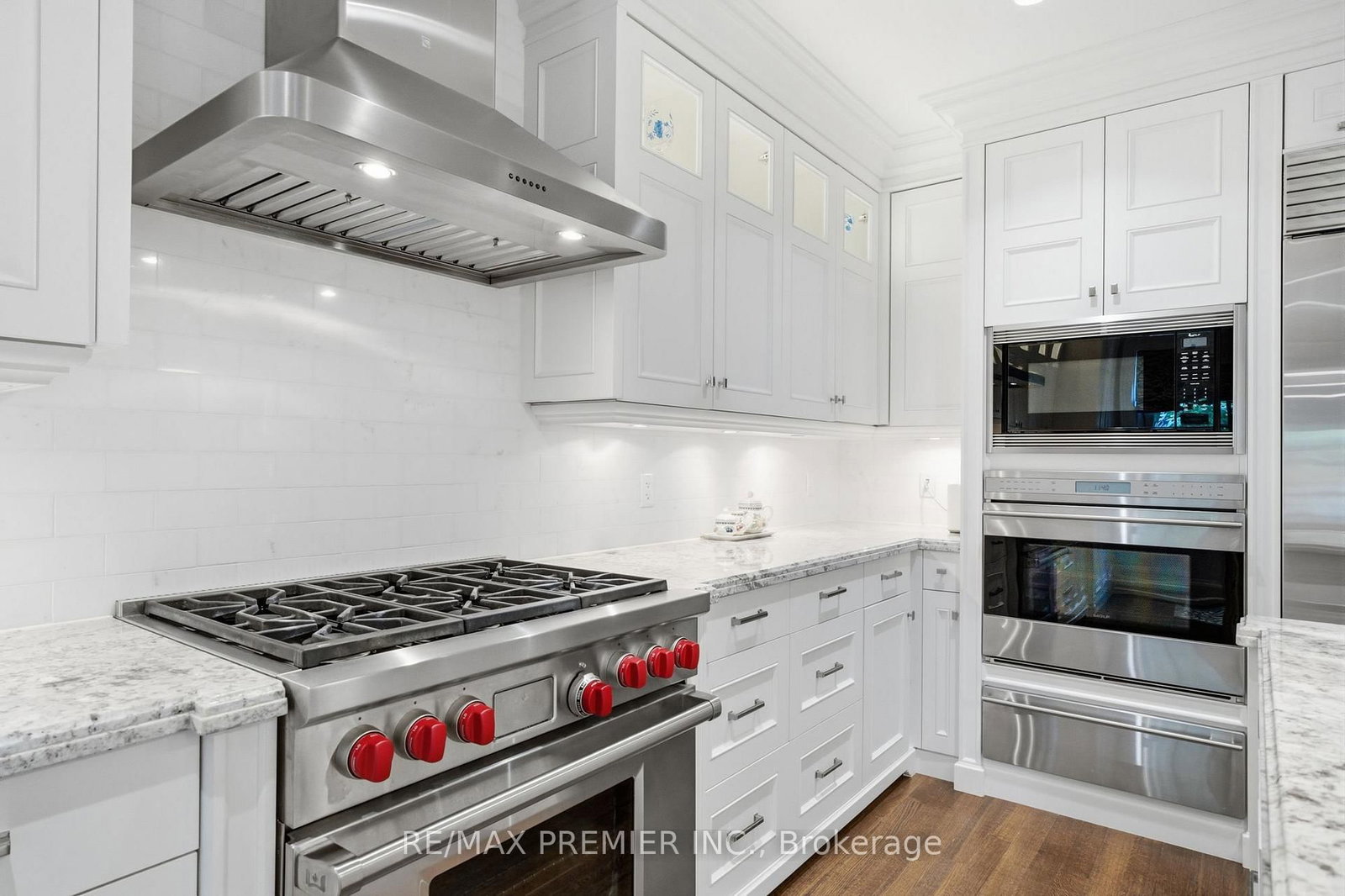132 The Kingsway • Toronto, ON photo 14
