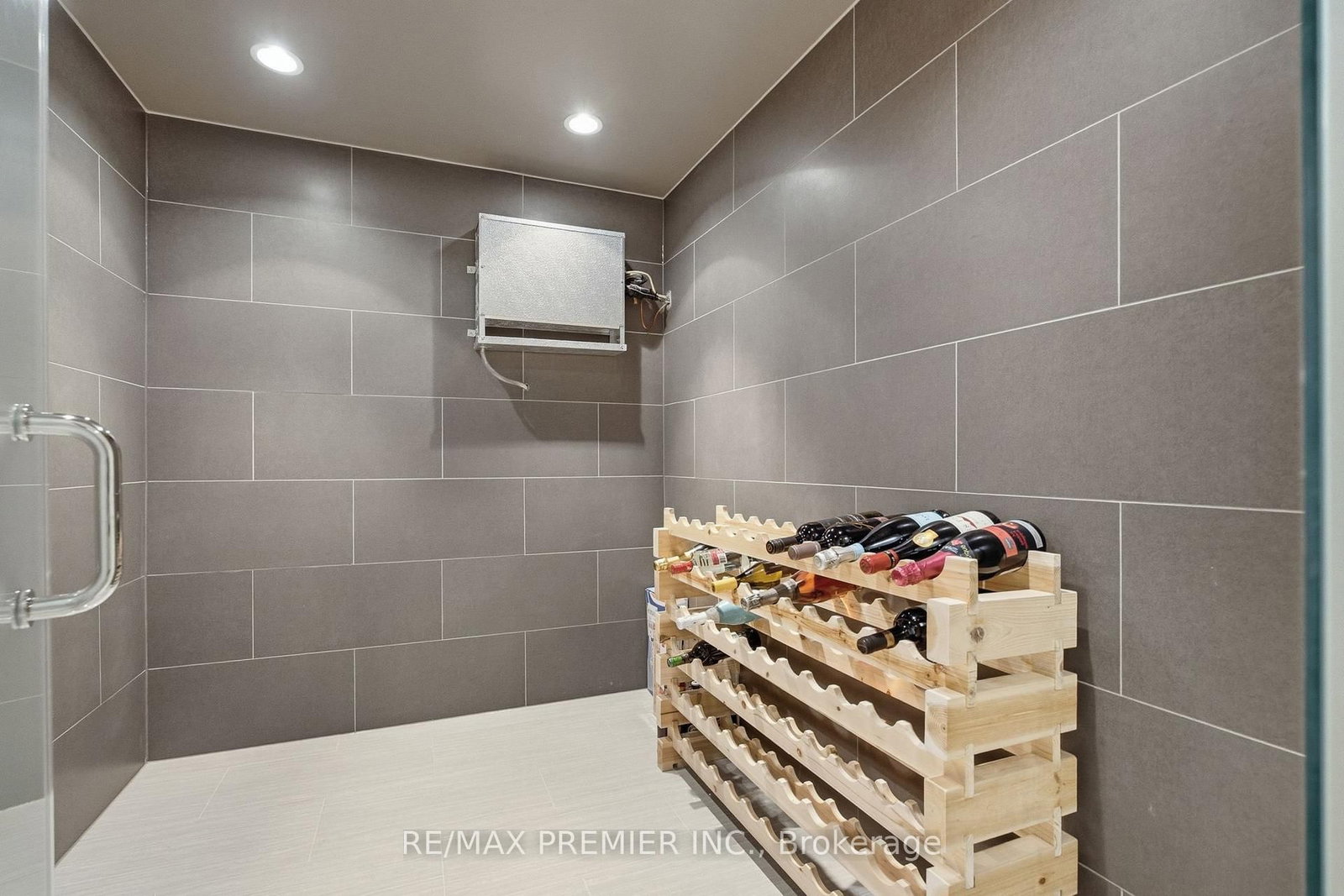 132 The Kingsway • Toronto, ON photo 38