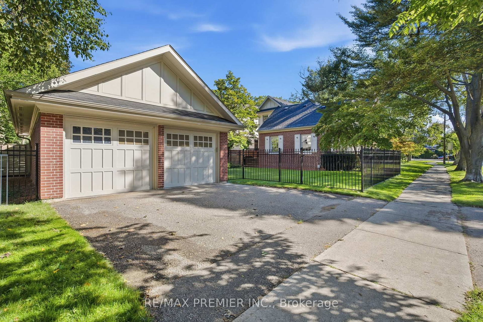 132 The Kingsway • Toronto, ON photo 43