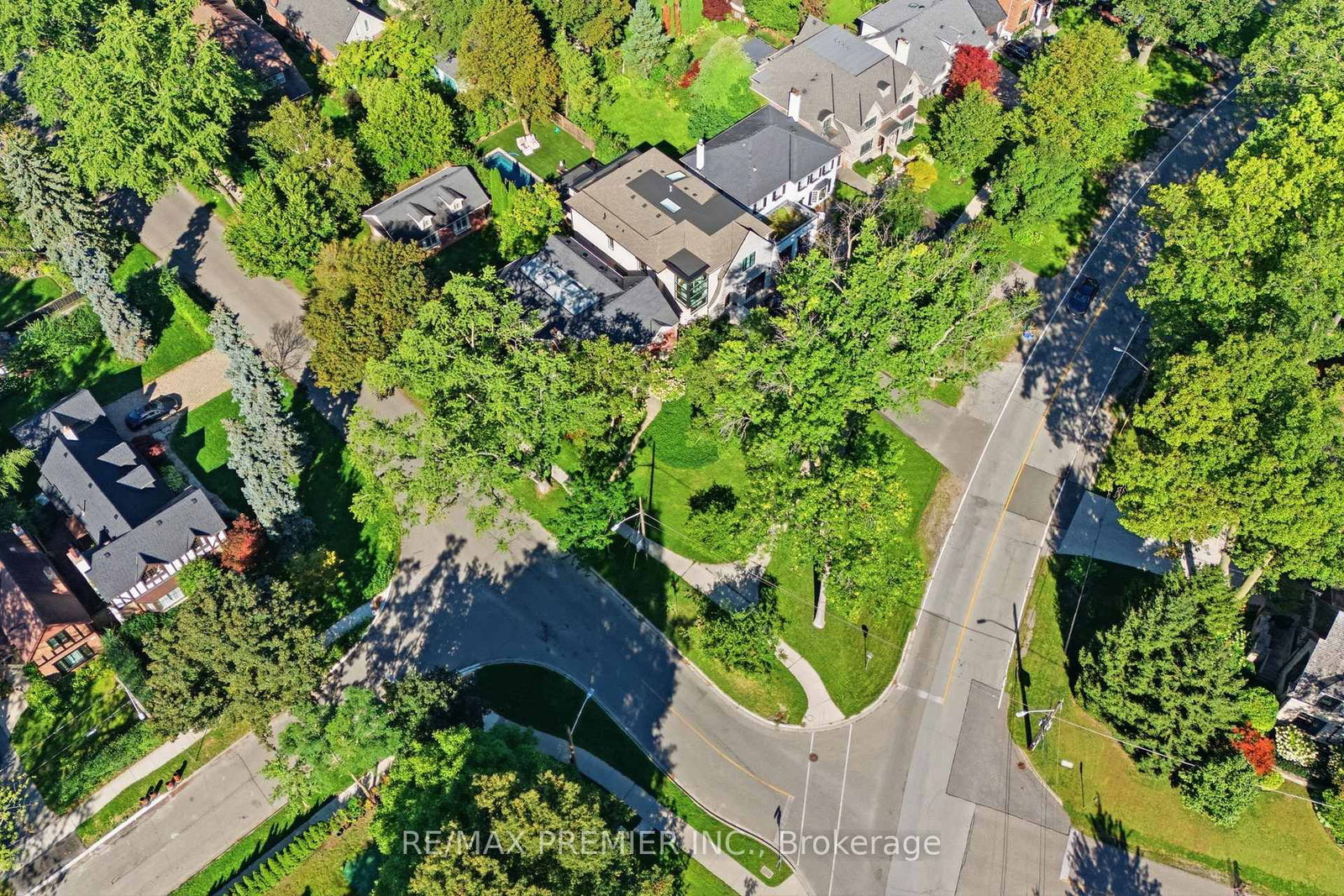 132 The Kingsway • Toronto, ON photo 46