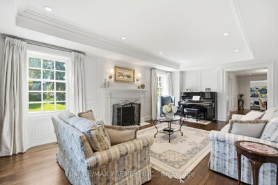 132 The Kingsway • Toronto, ON photo 7