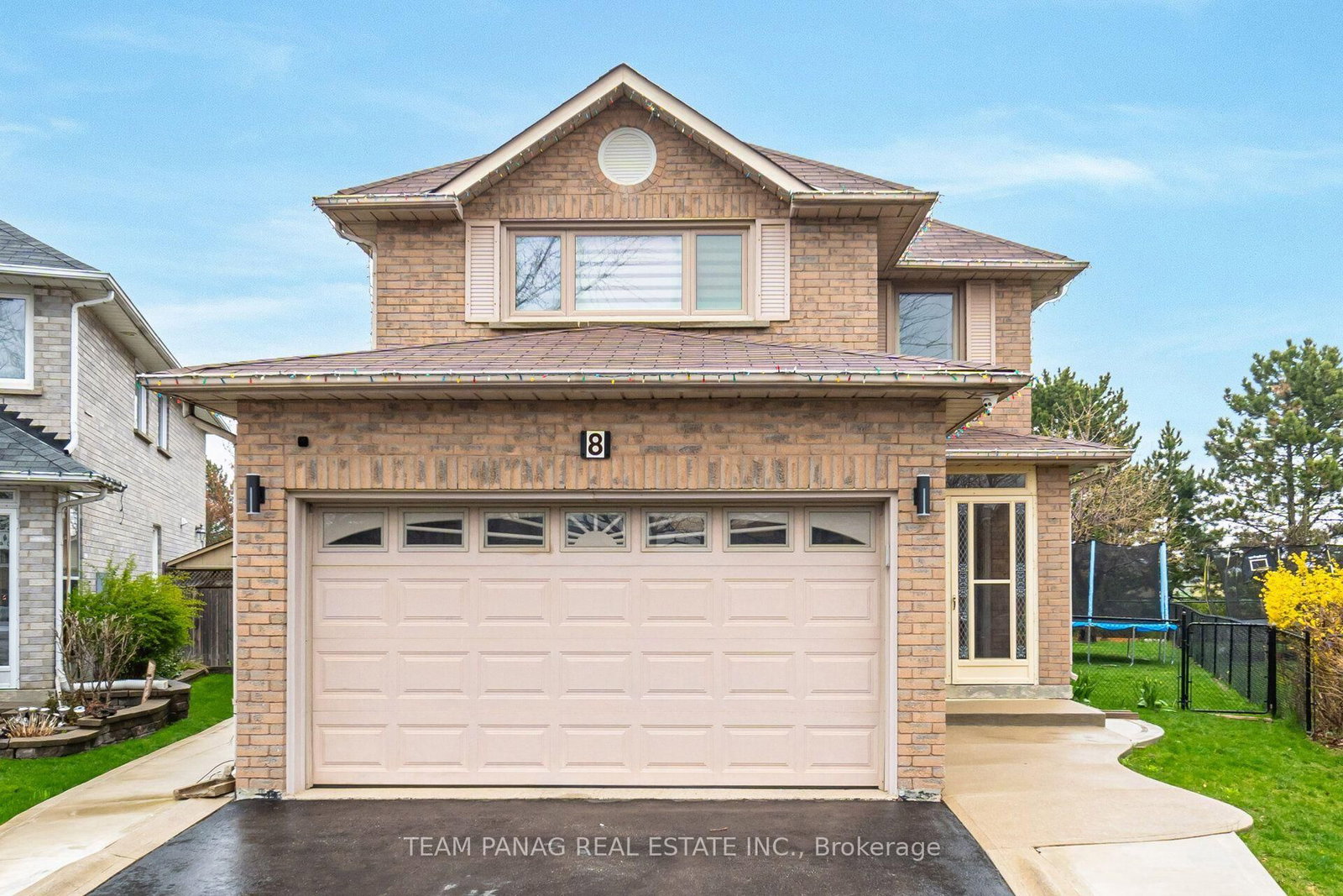 8 Drayglass Court • Brampton, ON photo 2