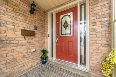 8 Drayglass Court • Brampton, ON photo 3