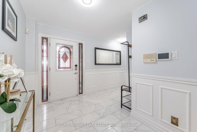 8 Drayglass Court • Brampton, ON photo 4