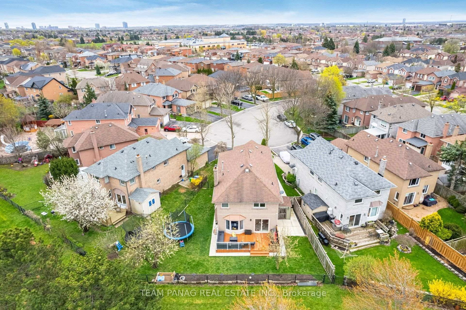 8 Drayglass Court • Brampton, ON photo 50