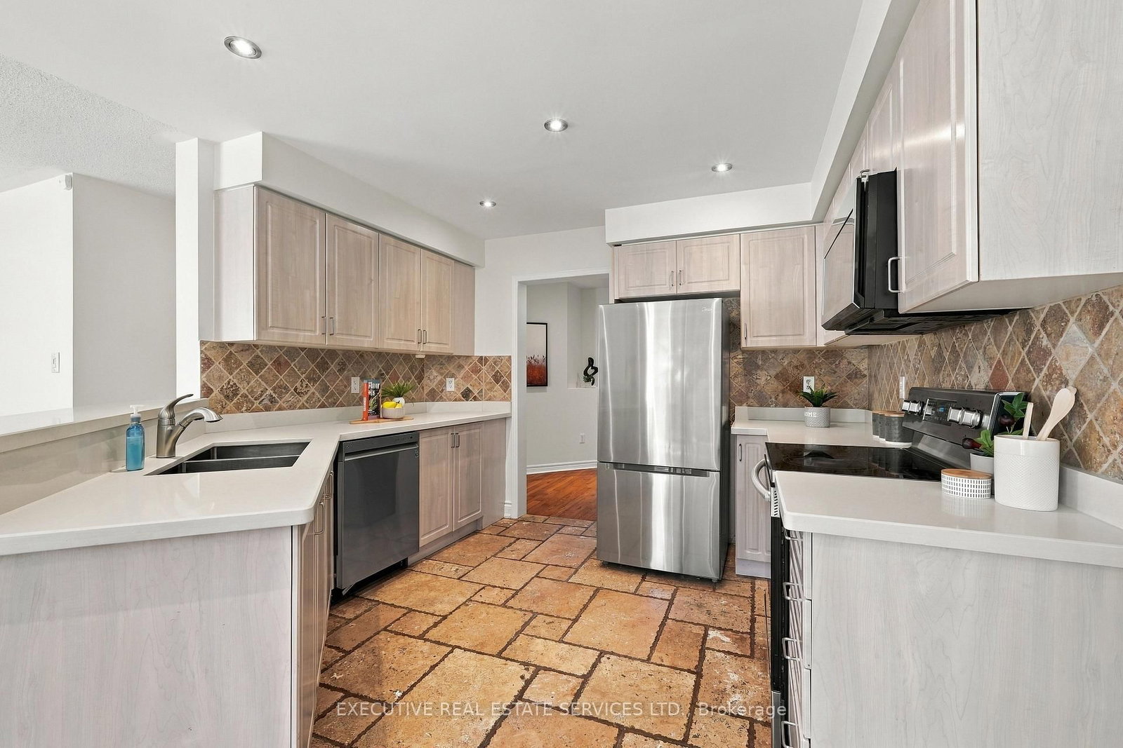 184 Queen Mary Drive • Brampton, ON photo 8