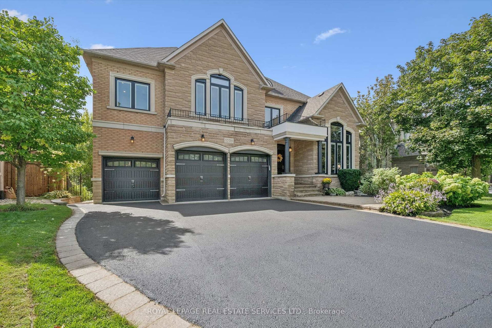 1036 Valley Crest Circle • Oakville, ON photo 1