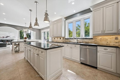 1036 Valley Crest Circle • Oakville, ON photo 8