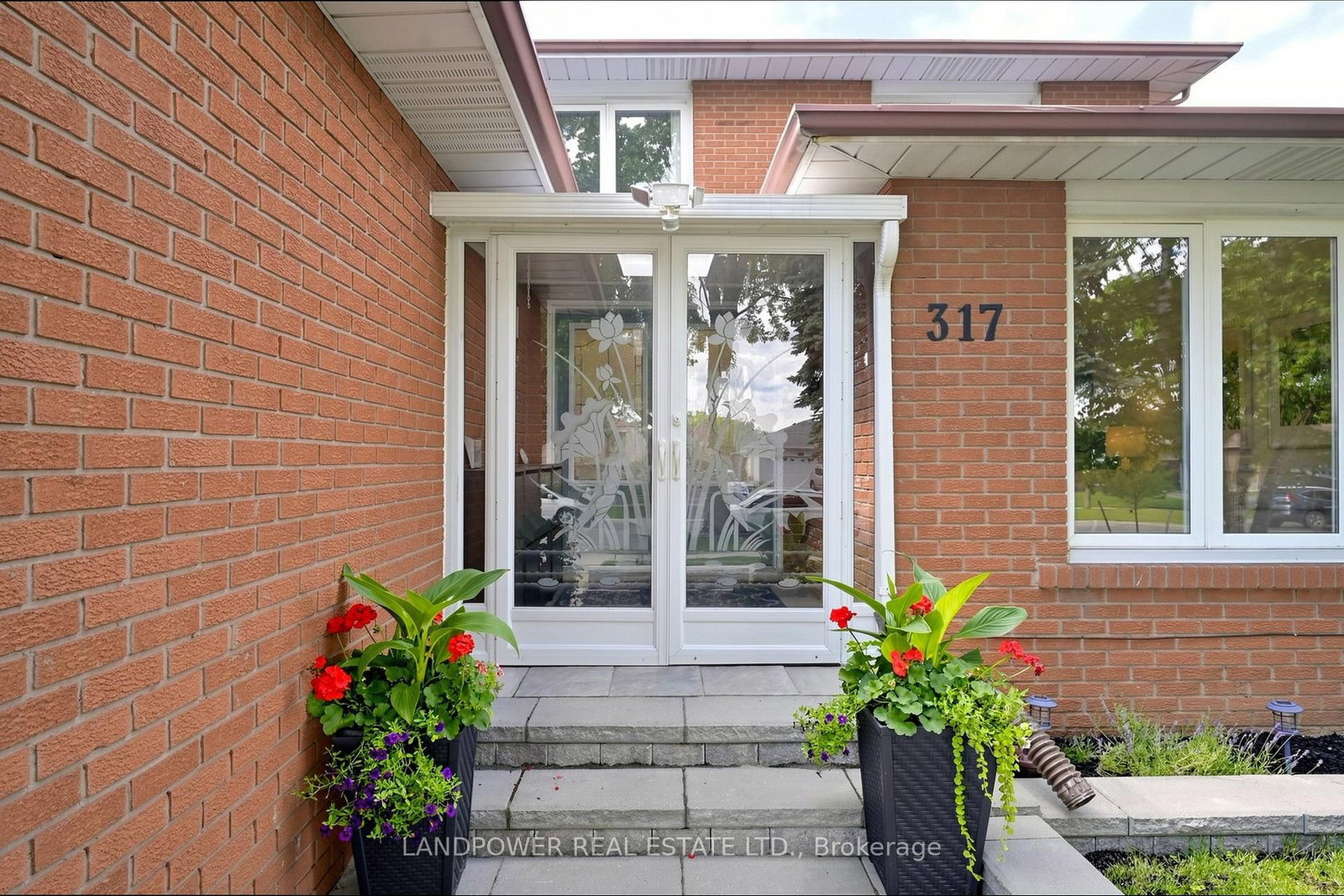 317 Paisley Boulevard W • Mississauga, ON photo 4