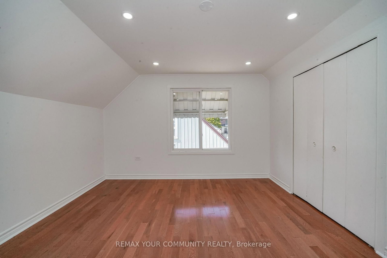 102 Hearst Circle • Toronto, ON photo 14