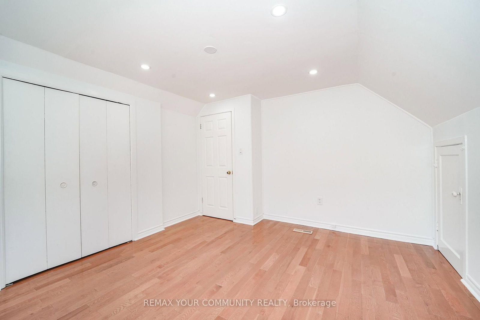 102 Hearst Circle • Toronto, ON photo 15