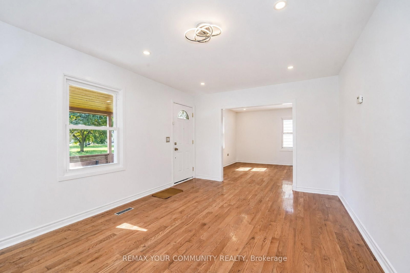 102 Hearst Circle • Toronto, ON photo 5