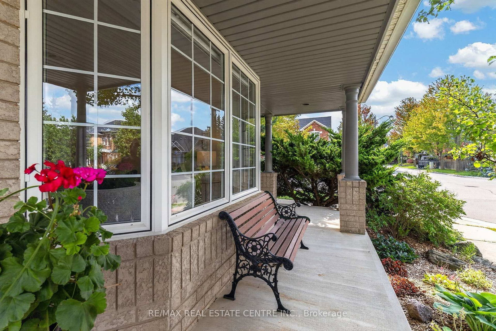 1667 Dempsey Crescent • Milton, ON photo 3