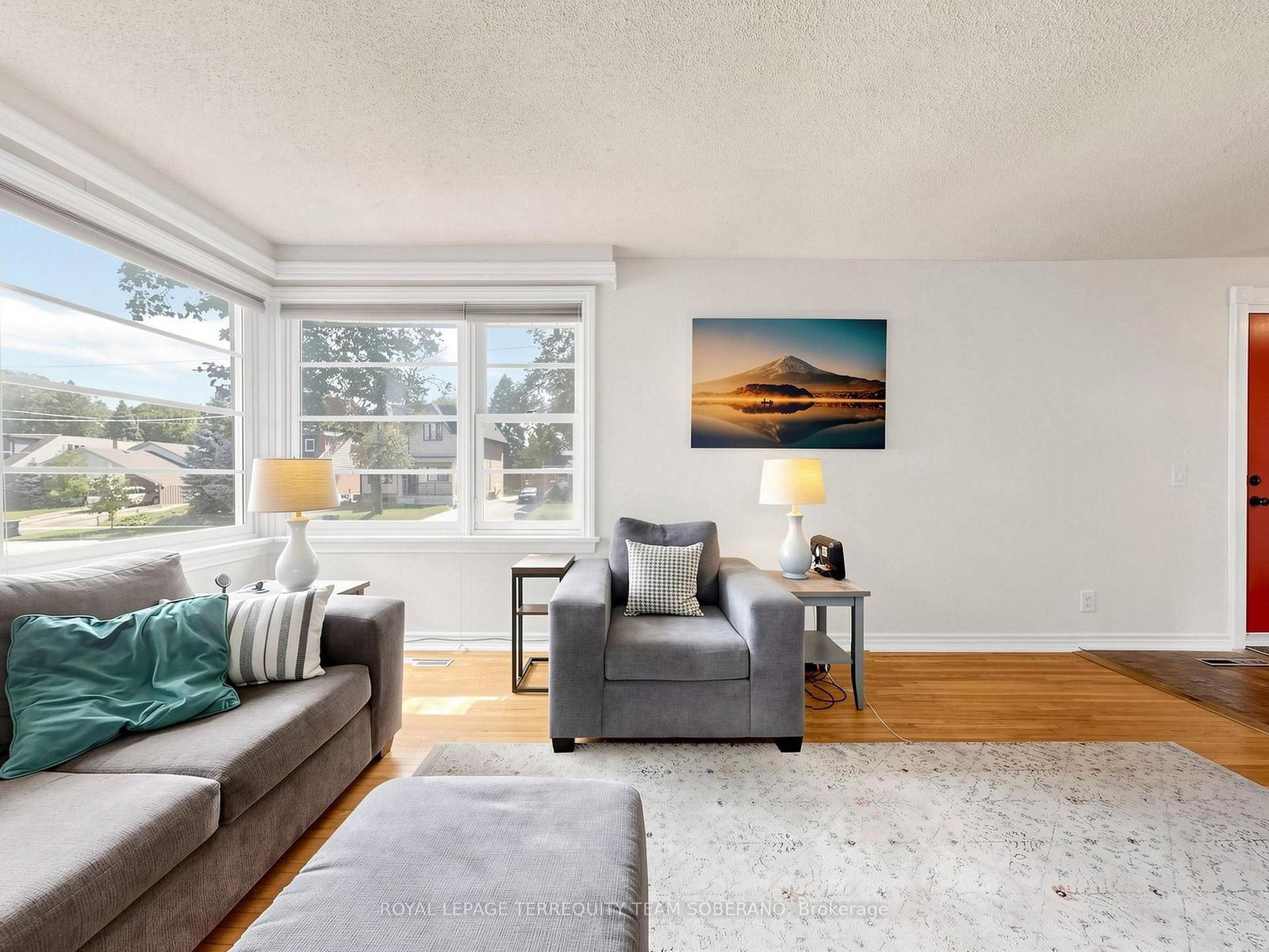 16 Clearbrooke Circle • Toronto, ON photo 10