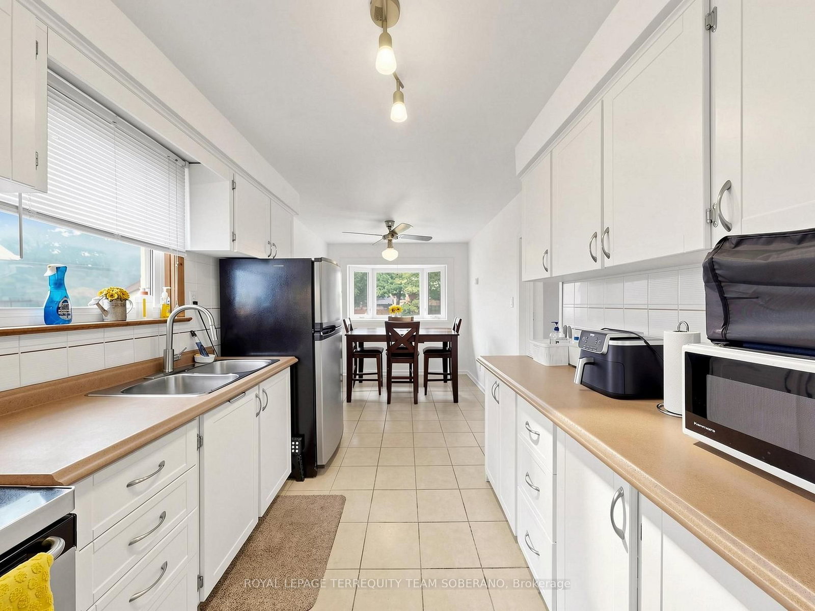 16 Clearbrooke Circle • Toronto, ON photo 11