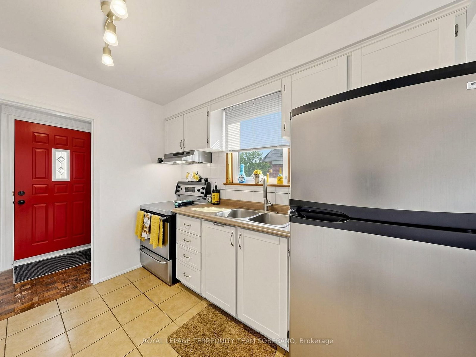 16 Clearbrooke Circle • Toronto, ON photo 12