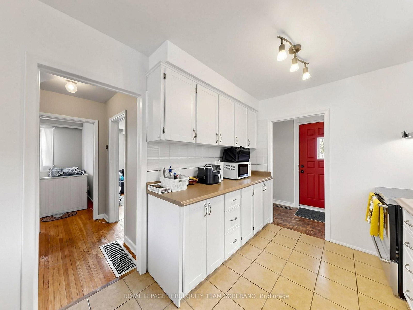 16 Clearbrooke Circle • Toronto, ON photo 13