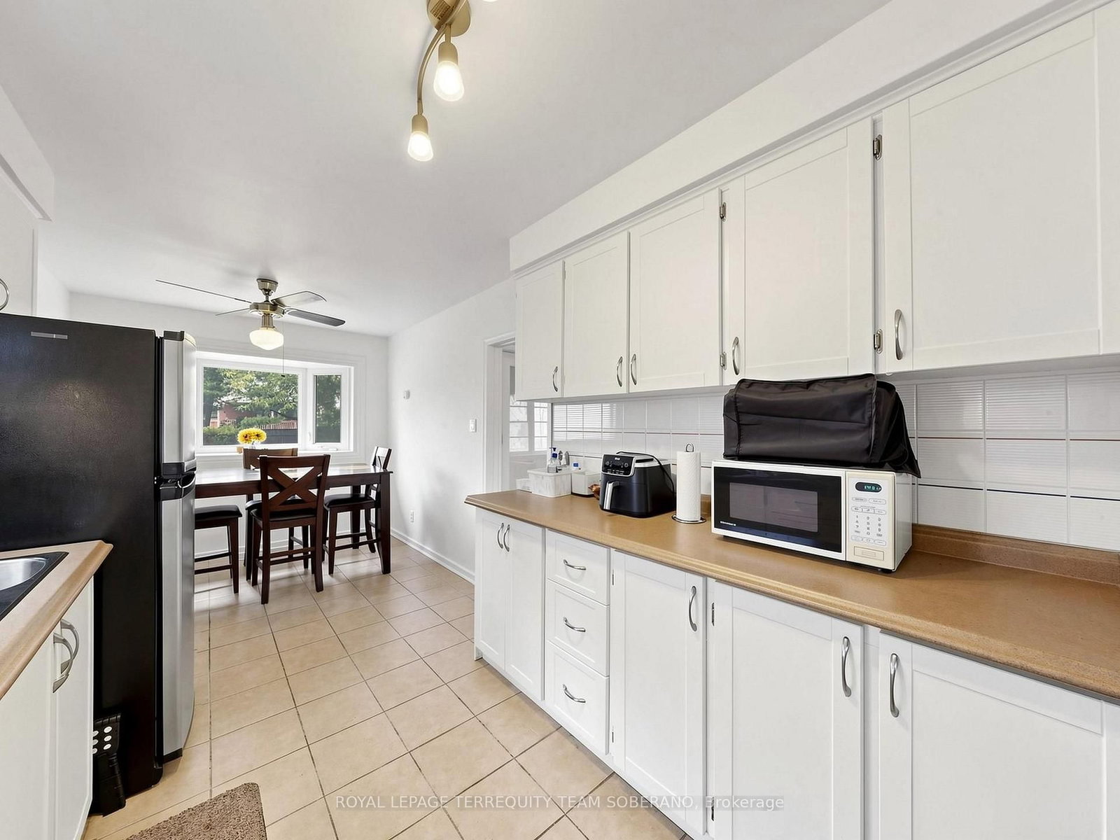 16 Clearbrooke Circle • Toronto, ON photo 14