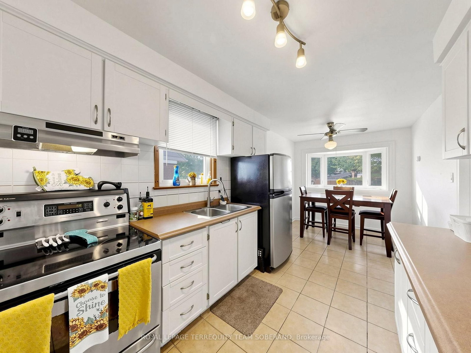 16 Clearbrooke Circle • Toronto, ON photo 15