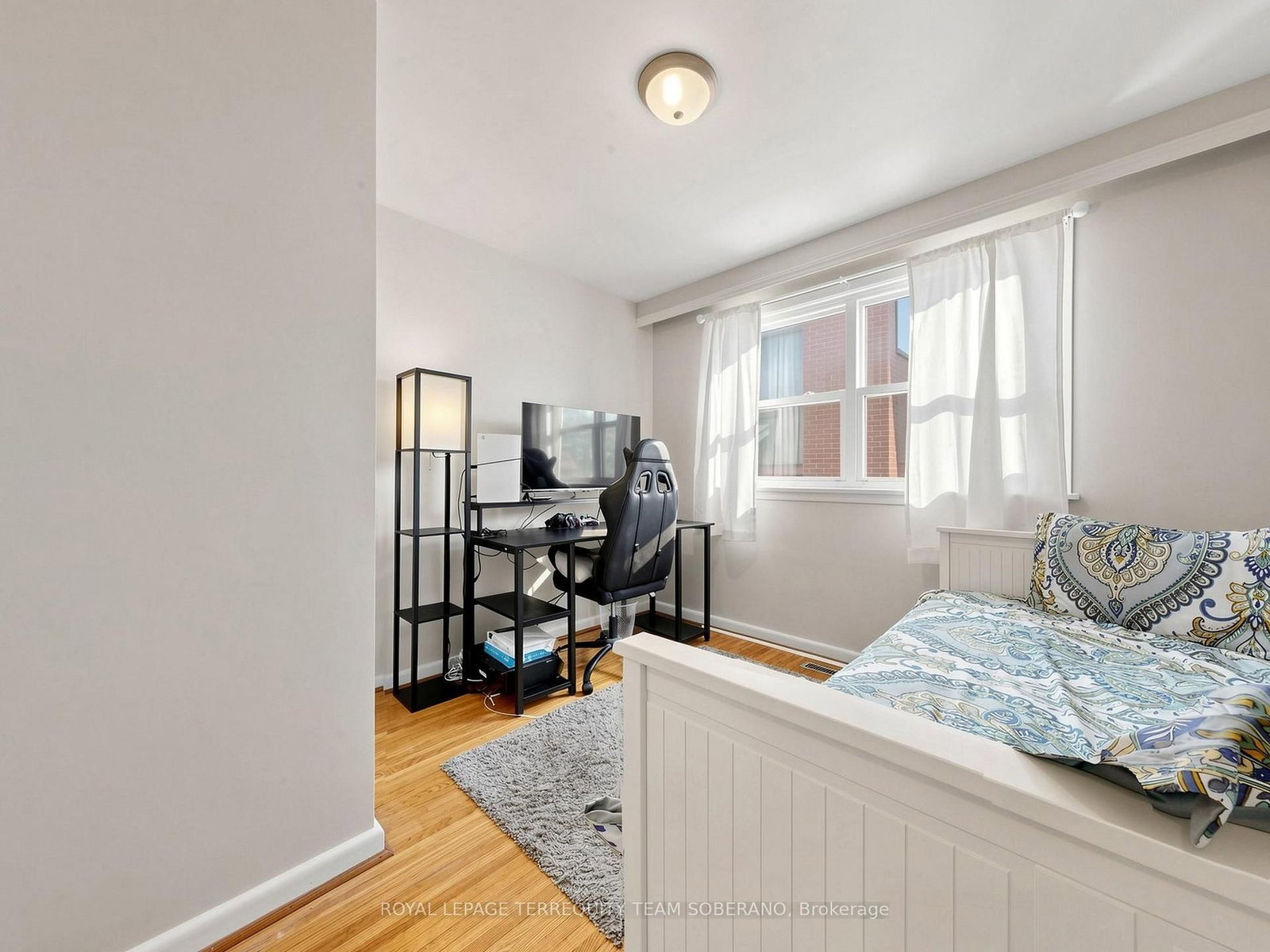 16 Clearbrooke Circle • Toronto, ON photo 20