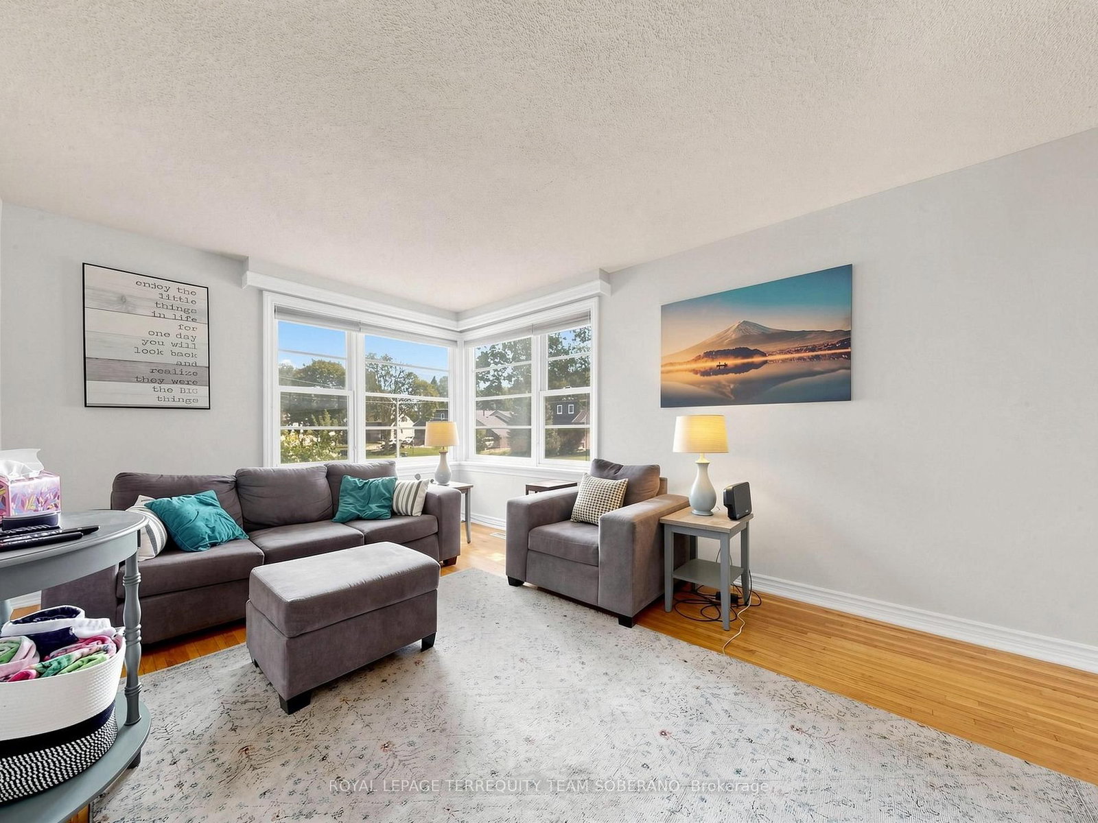16 Clearbrooke Circle • Toronto, ON photo 8