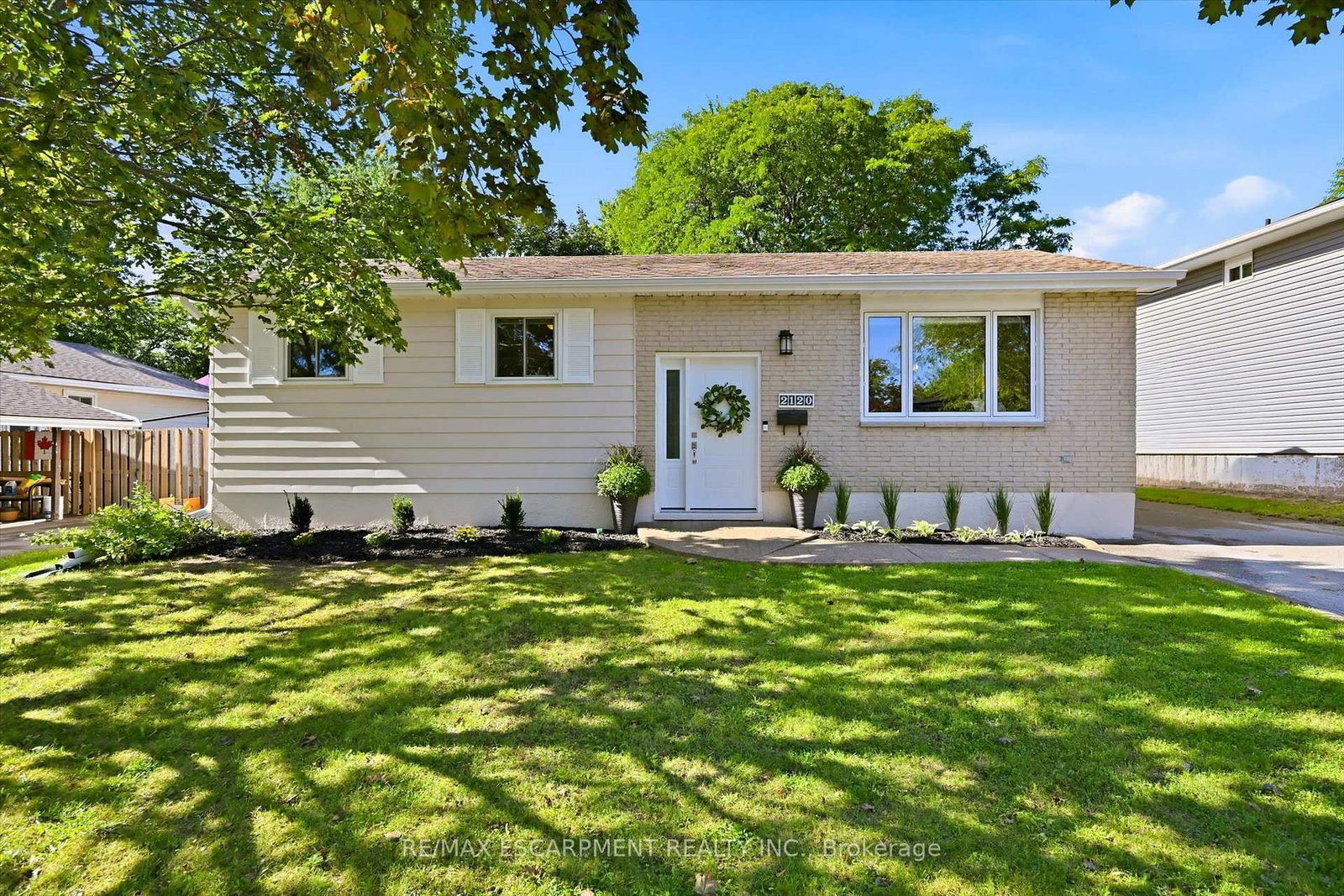 2120 Cavendish Drive • Burlington, ON photo 2