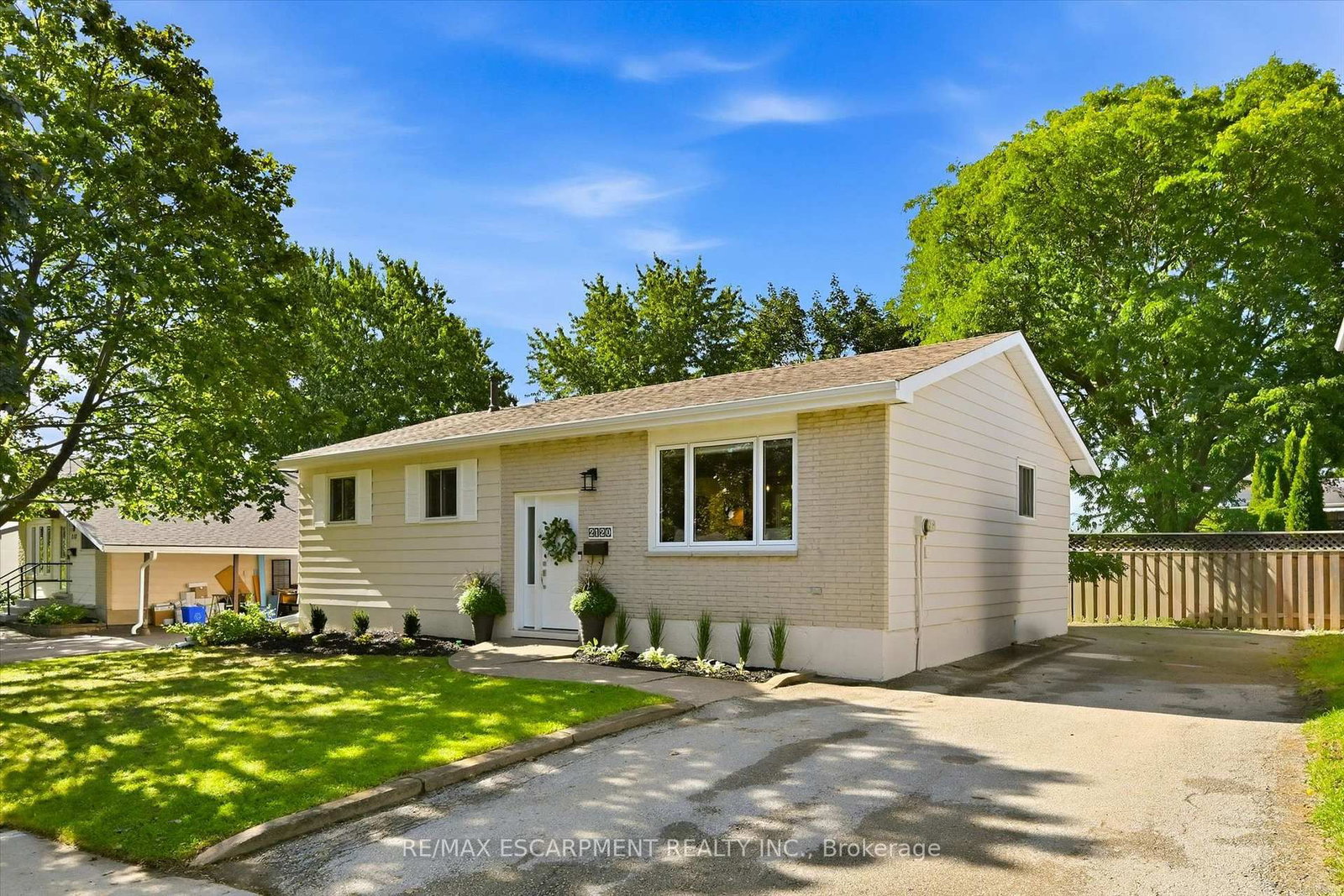 2120 Cavendish Drive • Burlington, ON photo 3