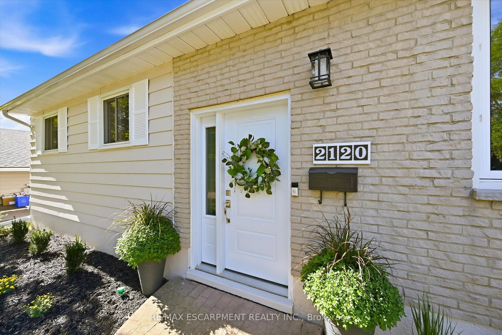 2120 Cavendish Drive • Burlington, ON photo 4