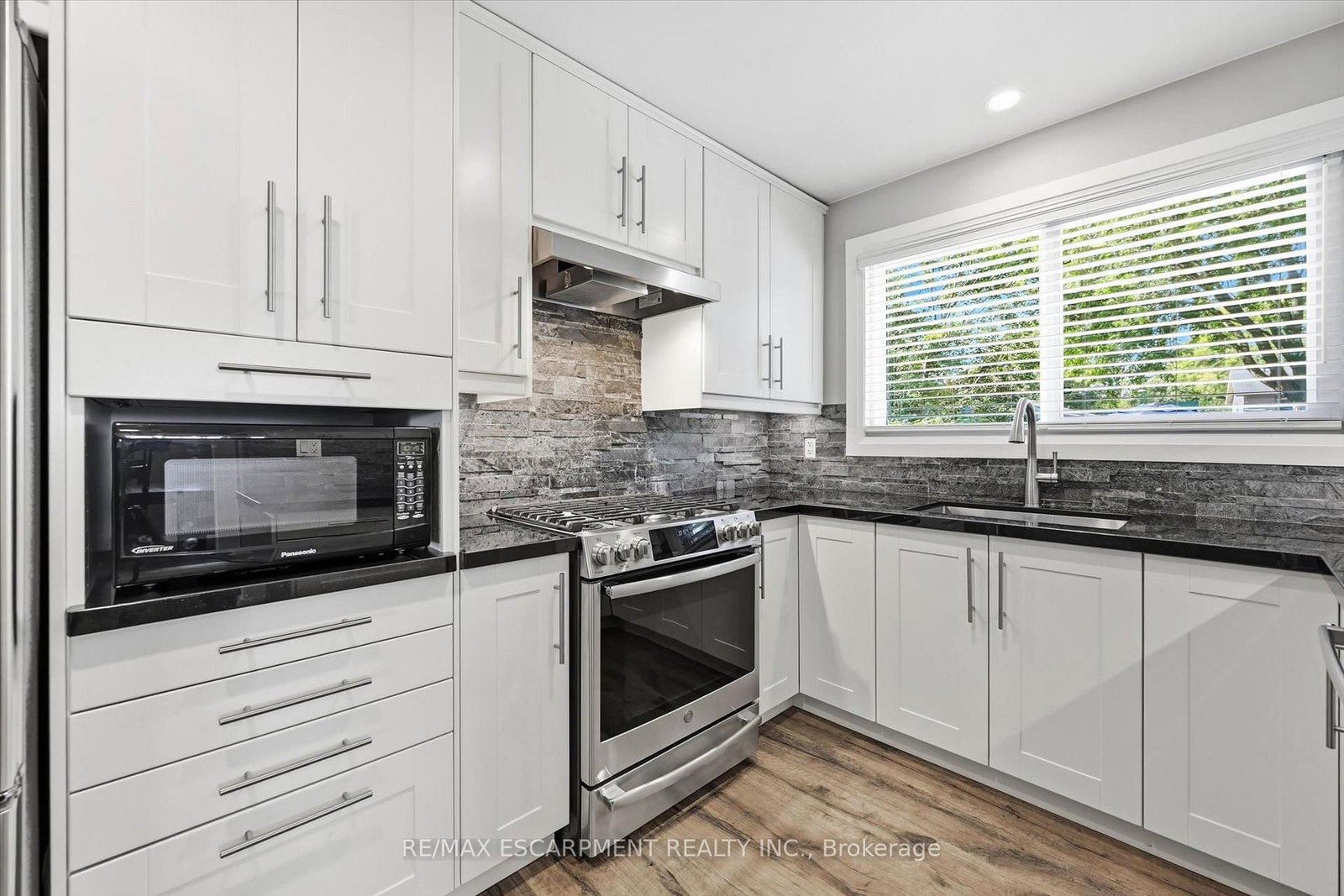 2120 Cavendish Drive • Burlington, ON photo 9