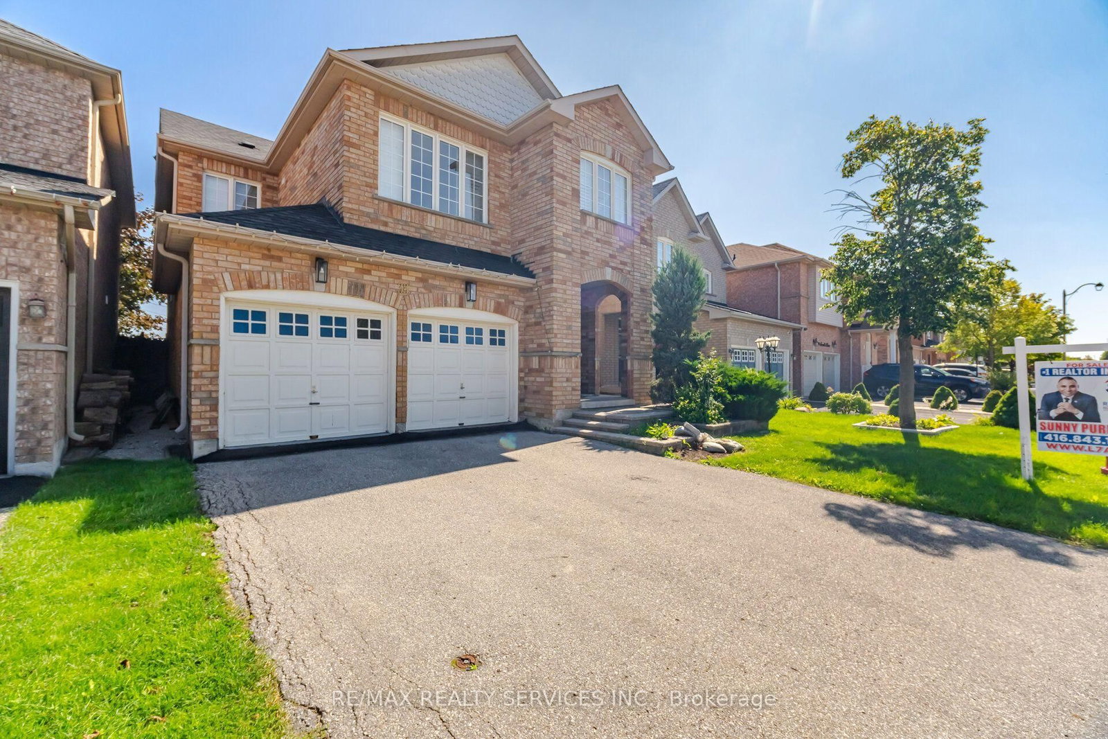 33 Sewells Lane • Brampton, ON photo 3