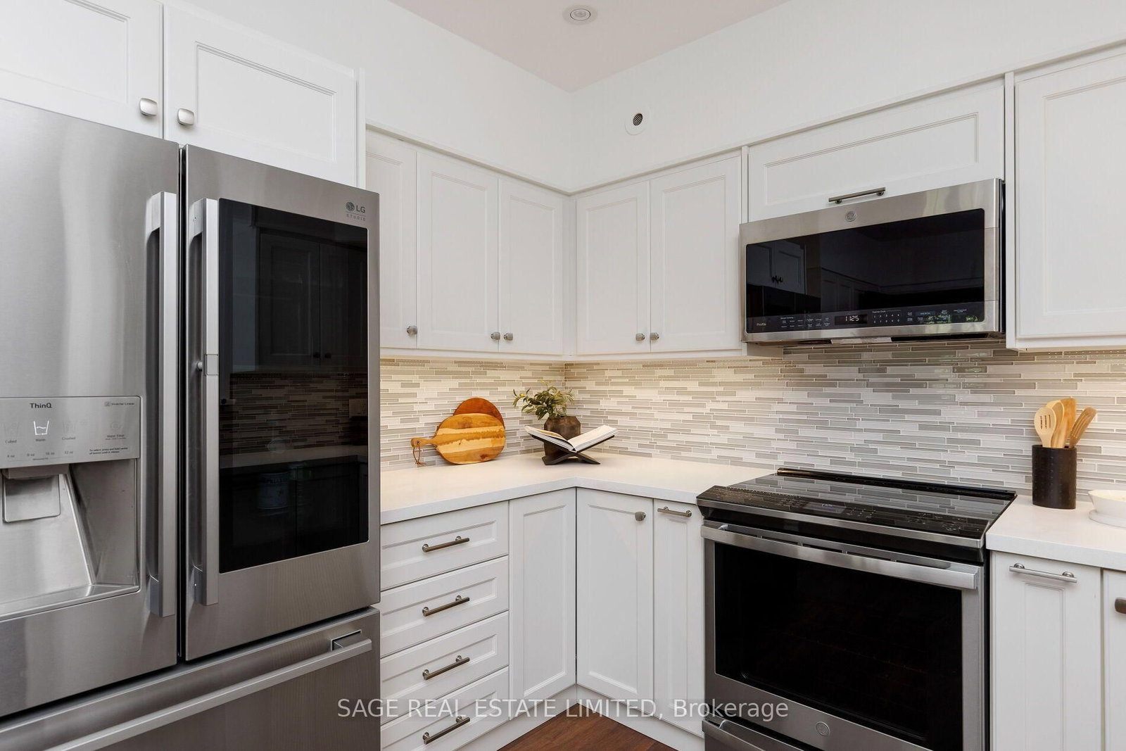 78 The Kingsway • Toronto, ON photo 14