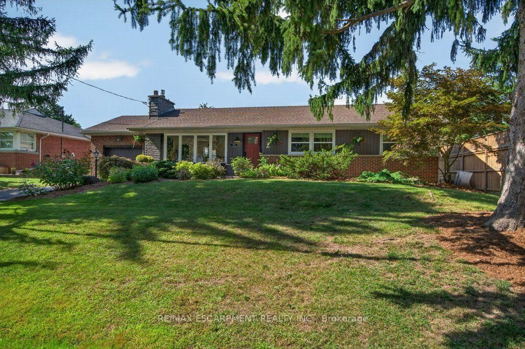395 Lark Avenue • Burlington, ON photo 2