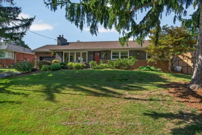 395 Lark Avenue • Burlington, ON photo 2