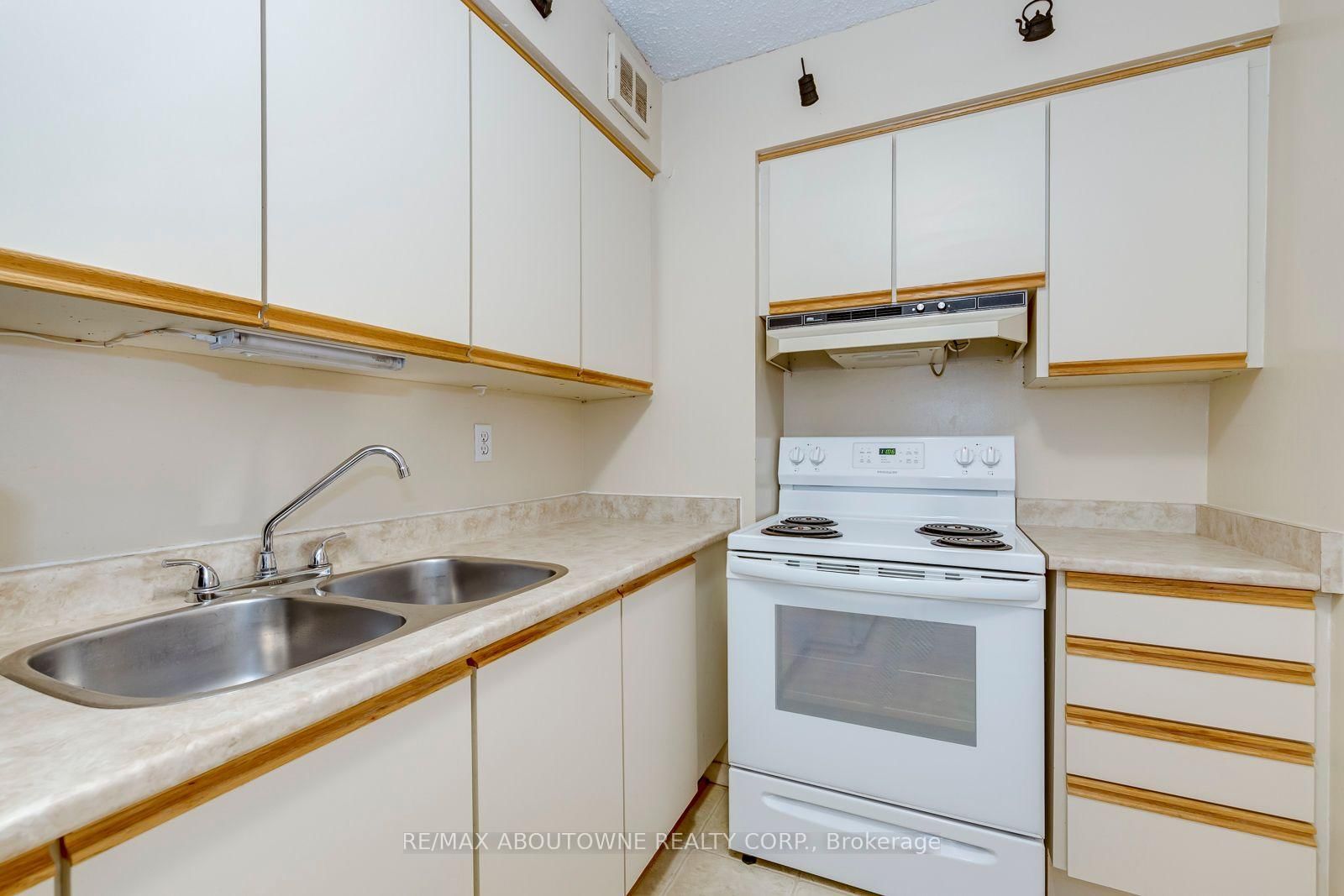 212 Kerr Oakville,ON L6K 3B1 — Photo 31