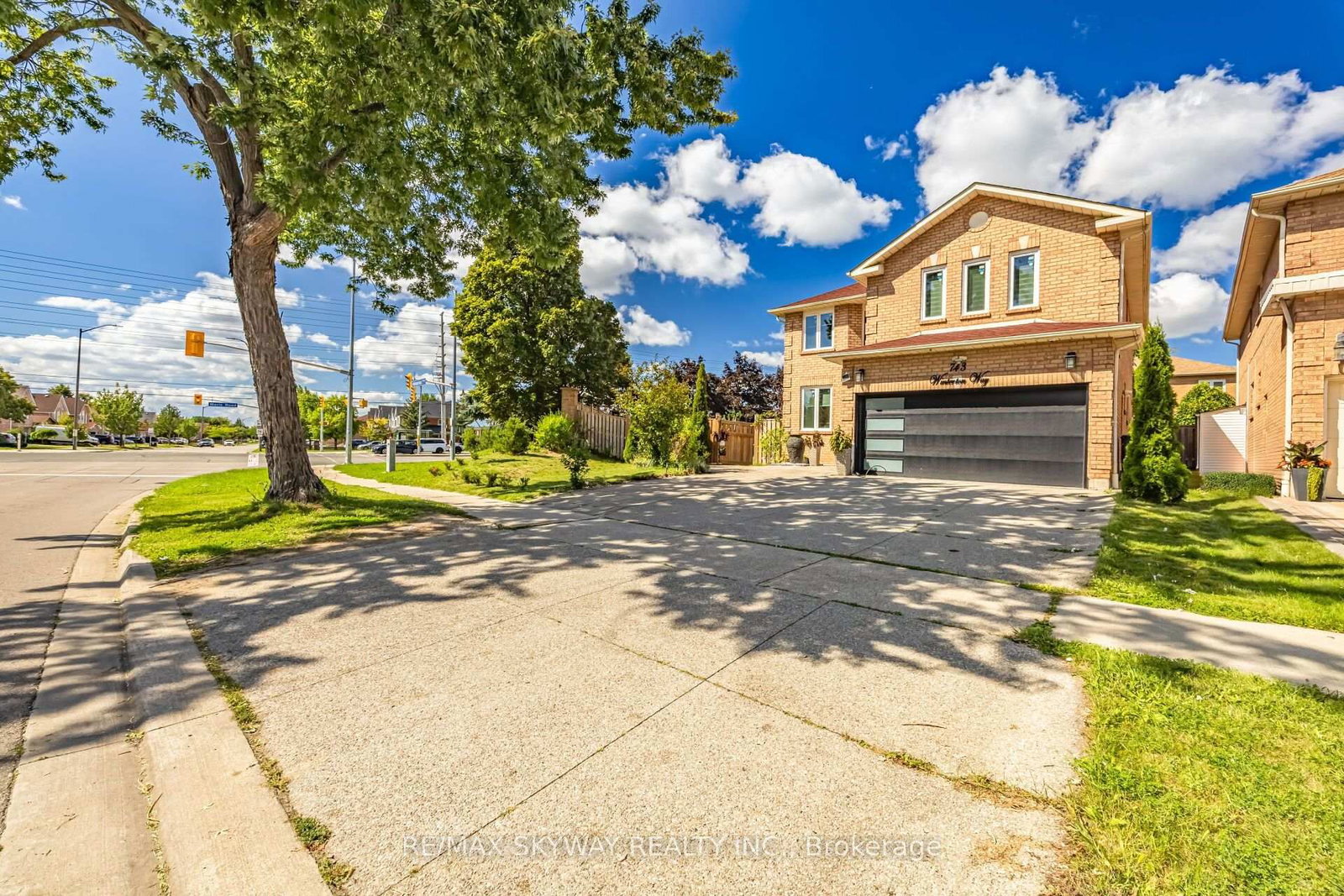 743 Winterton Way • Mississauga, ON photo 3
