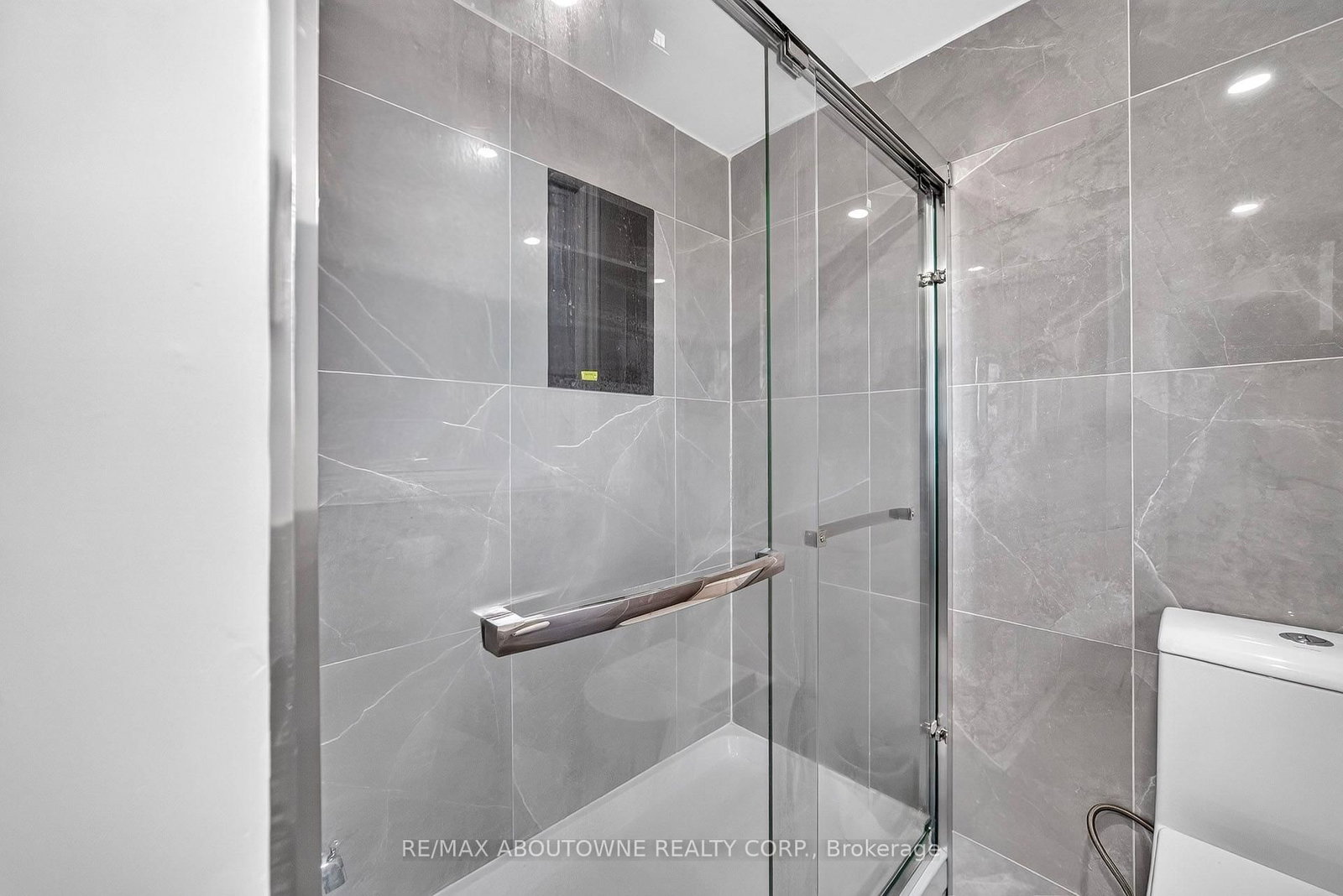 668 Greycedar Mississauga,ON L4W 3J7 — Photo 17