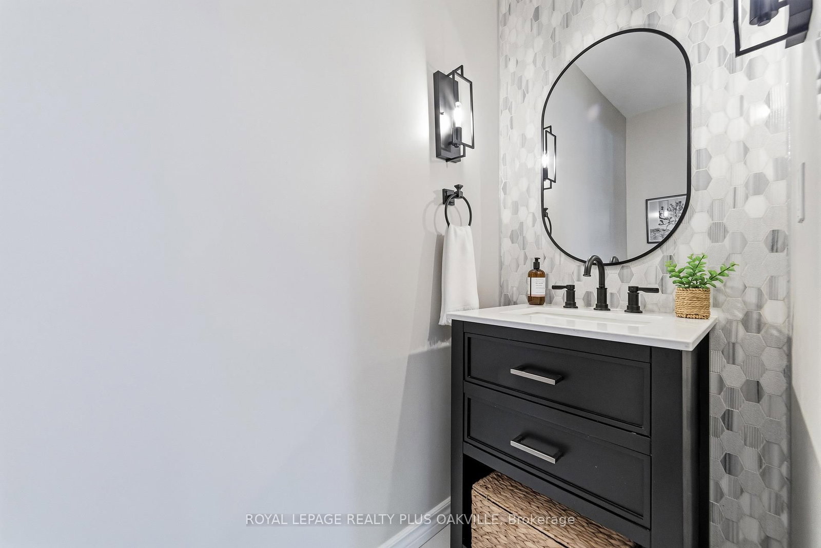 1113 Valleywood Court • Oakville, ON photo 10